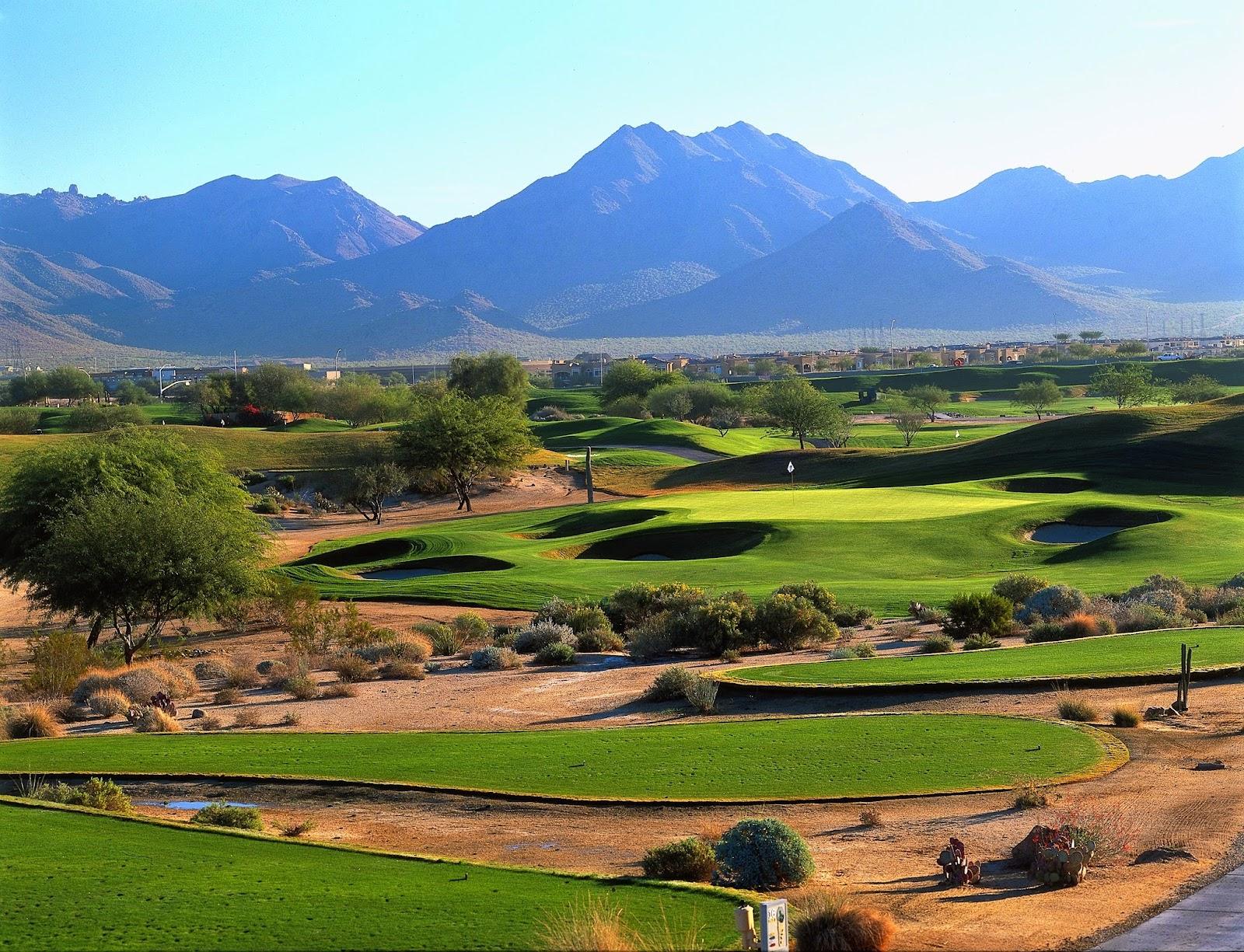Desert golf course framed by mountains in Scottsdale, Arizona, a warm Thanksgiving week destination