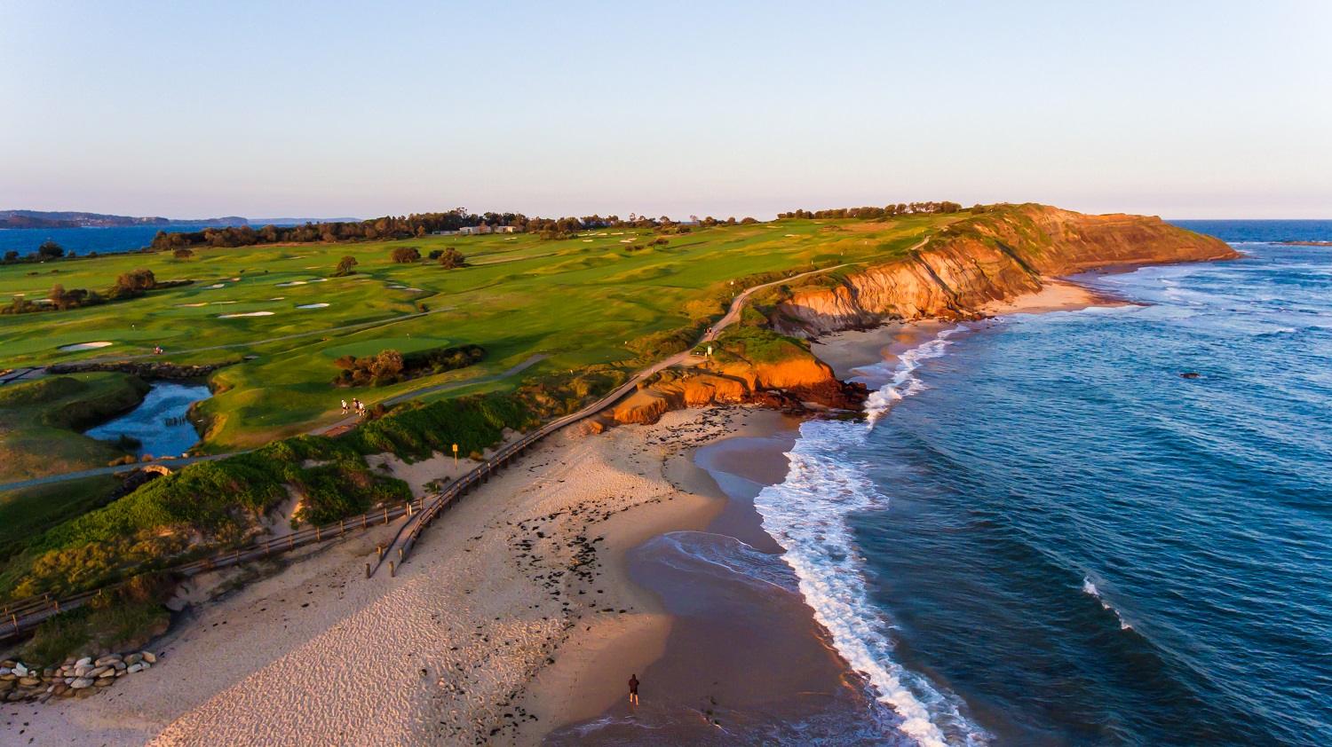 Long Reef Golf Club, clifftop fairway above the Pacific at Collaroy on Sydney's Northern Beaches, Australia