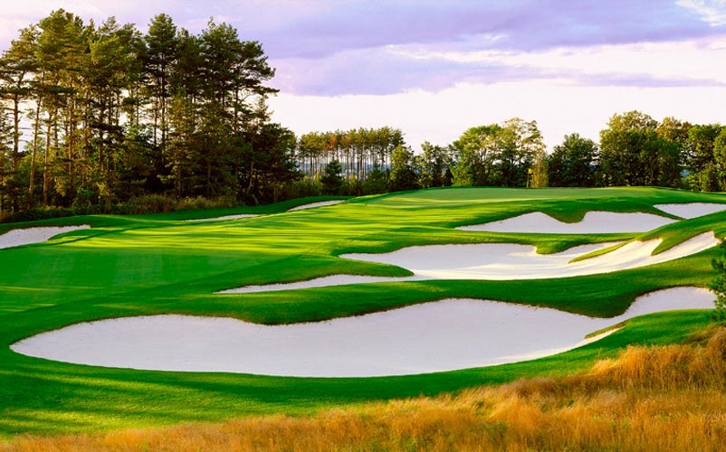 Magna Golf Club, a Doug Carrick parkland fairway framed by mature forest in Aurora, Ontario, Canada