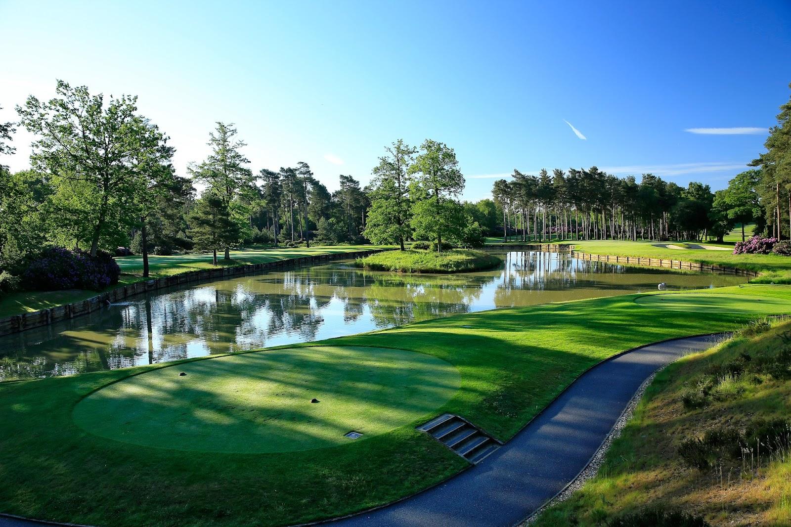 Bearwood Lakes Golf Club, woodland and lake parkland fairway near Wokingham, Berkshire, England