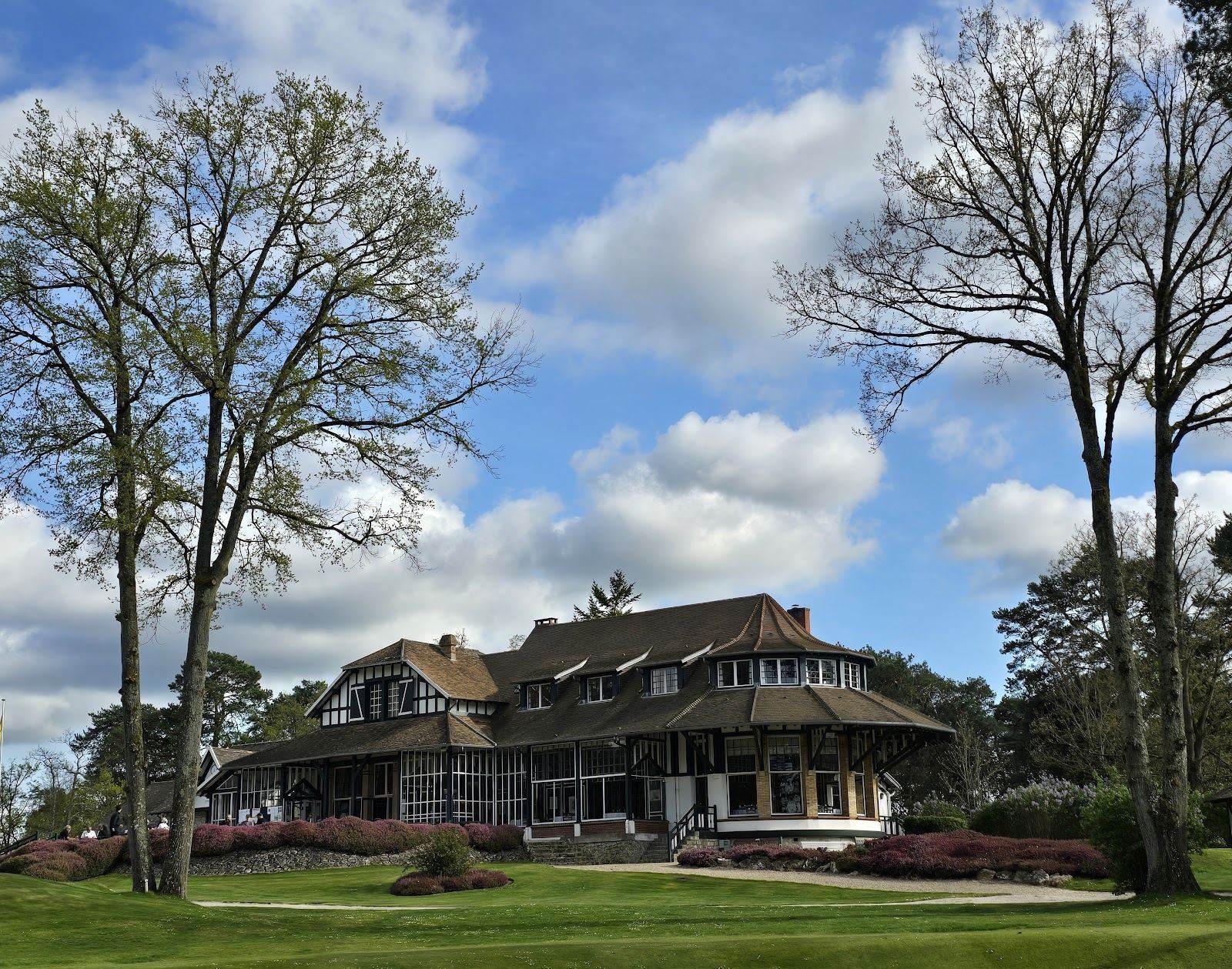 Golf de Fontainebleau fairway threading between pines and sandstone in the forest south of Paris