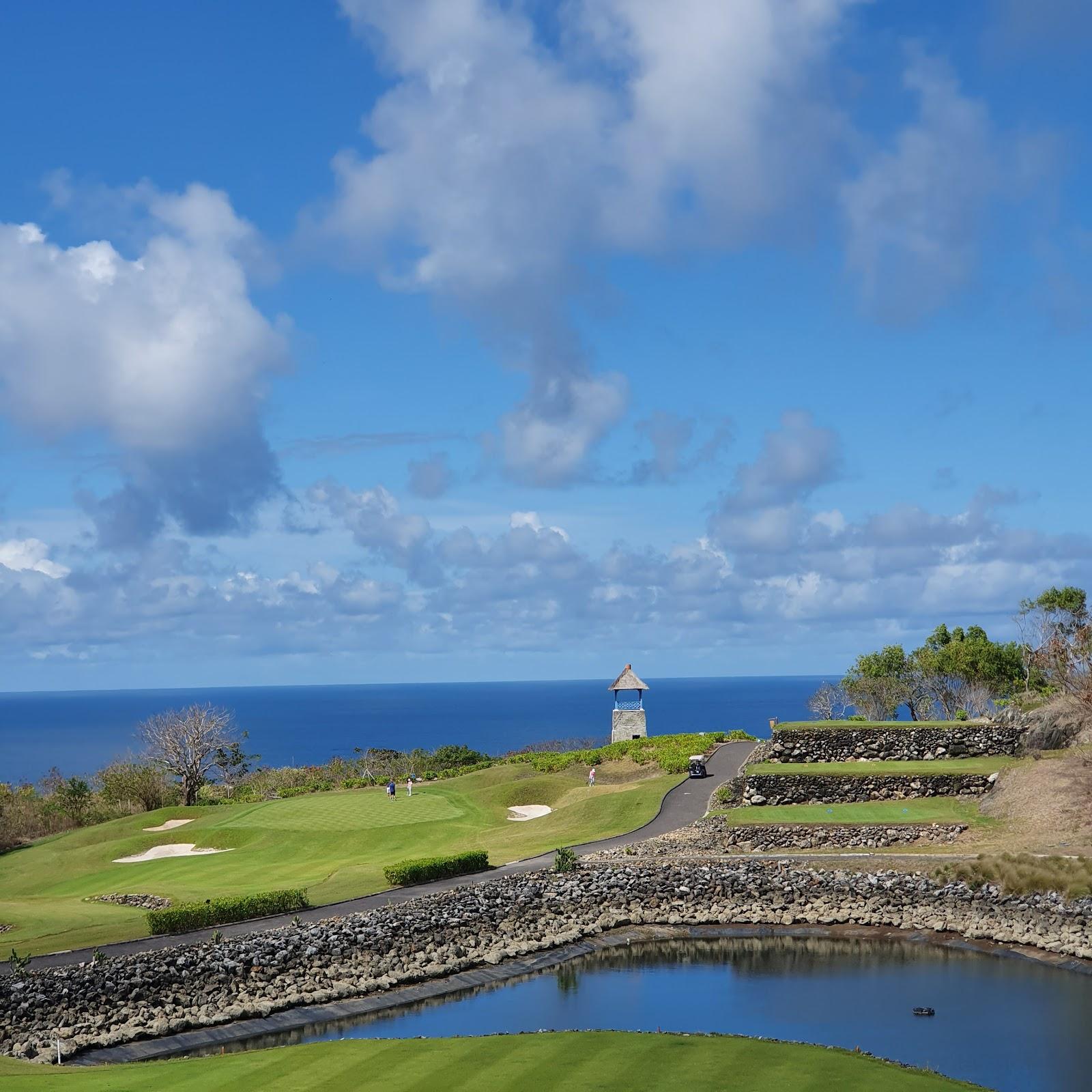 Bukit Pandawa Golf and Country Club, clifftop par 3 hole above the Indian Ocean on the Bukit Peninsula, Bali, Indonesia