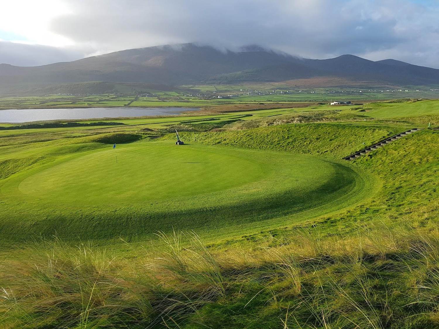 Castlegregory Golf Links, links fairway between Lough Gill and Brandon Bay under Mount Brandon, Dingle Peninsula, Ireland