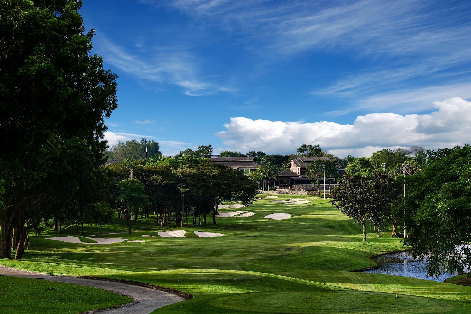 Kota Permai Golf and Country Club, water lined fairway near Kuala Lumpur, Malaysia