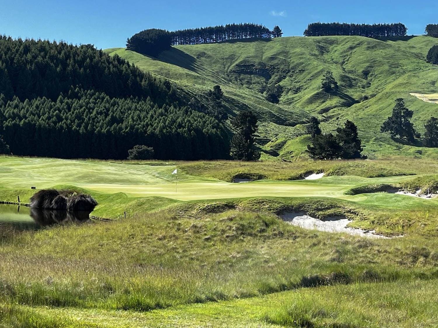 The Kinloch Club, rumpled inland links fairway and tawny fescue near Taupo, New Zealand