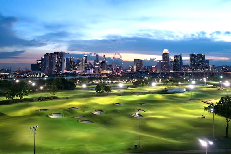 Marina Bay Golf Course, links style fairway with pot bunkers and the Singapore skyline behind