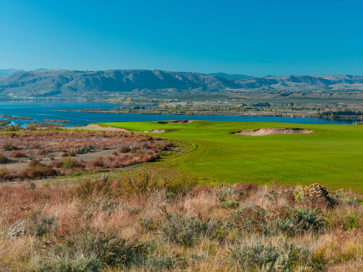 Gamble Sands, firm fescue fairways and wide greens in high desert above the Columbia River, Washington, United States