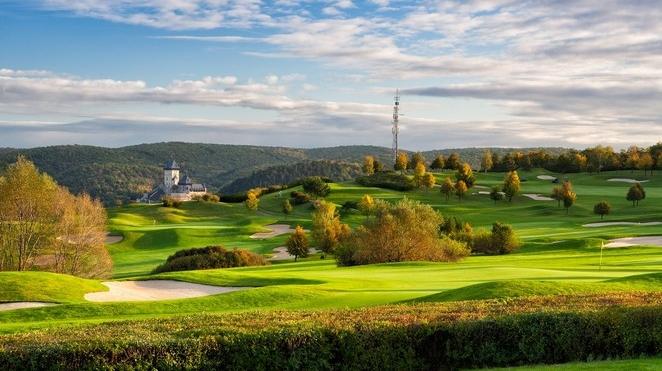 Wooded parkland golf course near Prague, Czechia, illustrating the best months to play golf in the Czech Republic